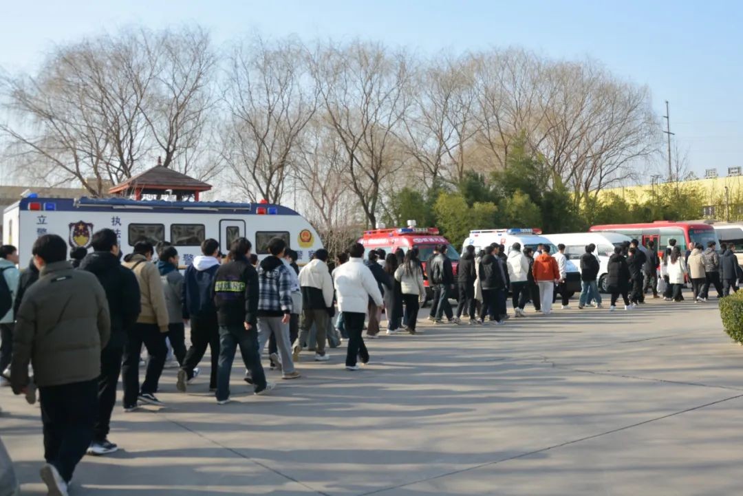 科大学子到k8.com应聘
